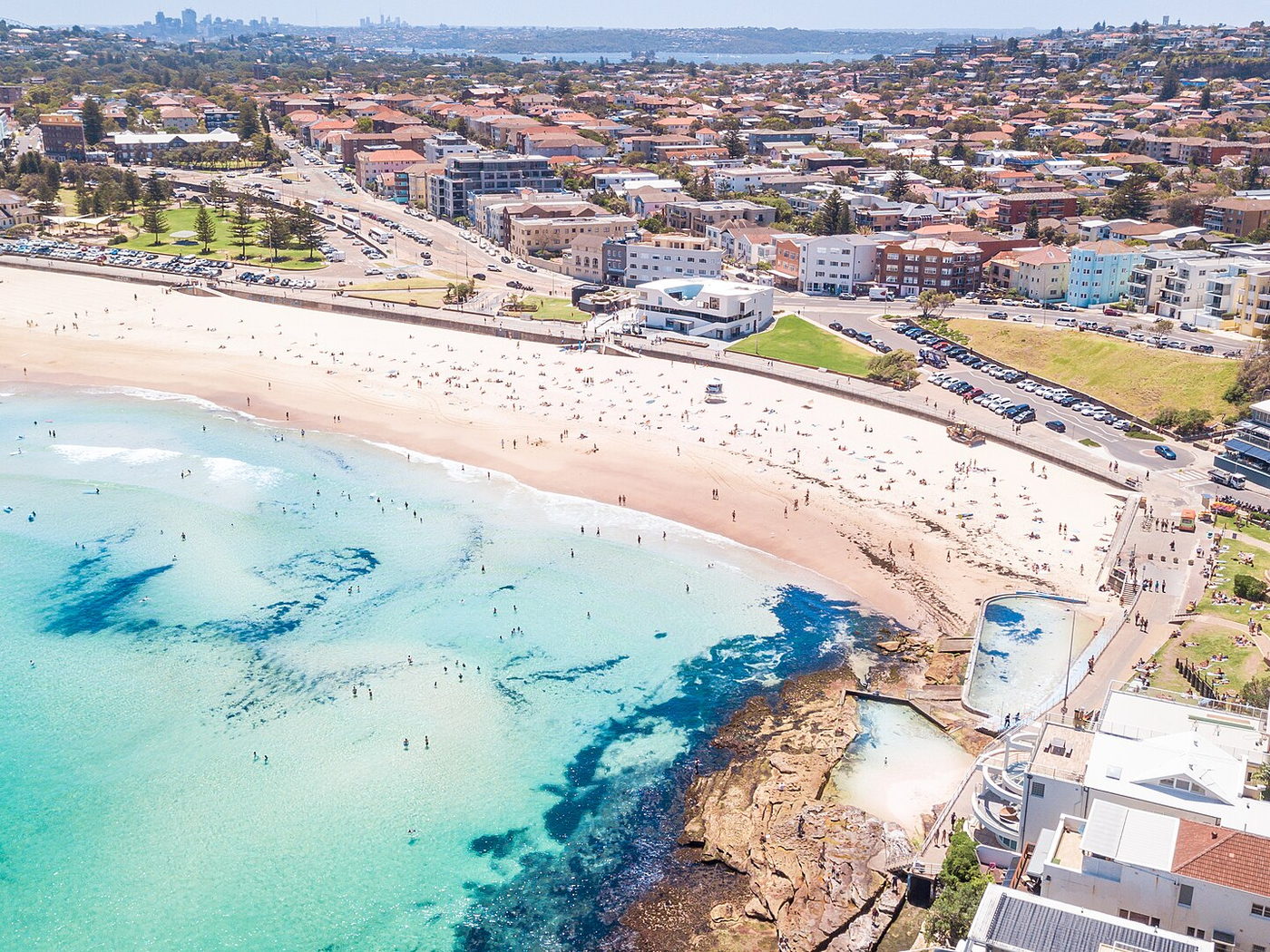 Vista aérea de Bondi Beach, Sídney, con la bahía, la playa y el litoral