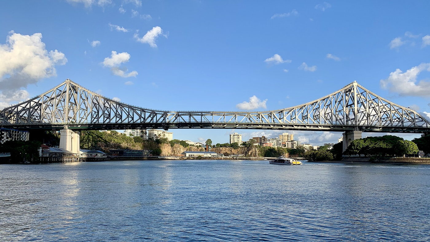 Story Bridge sobre el río Brisbane bajo el cielo azul de la tarde