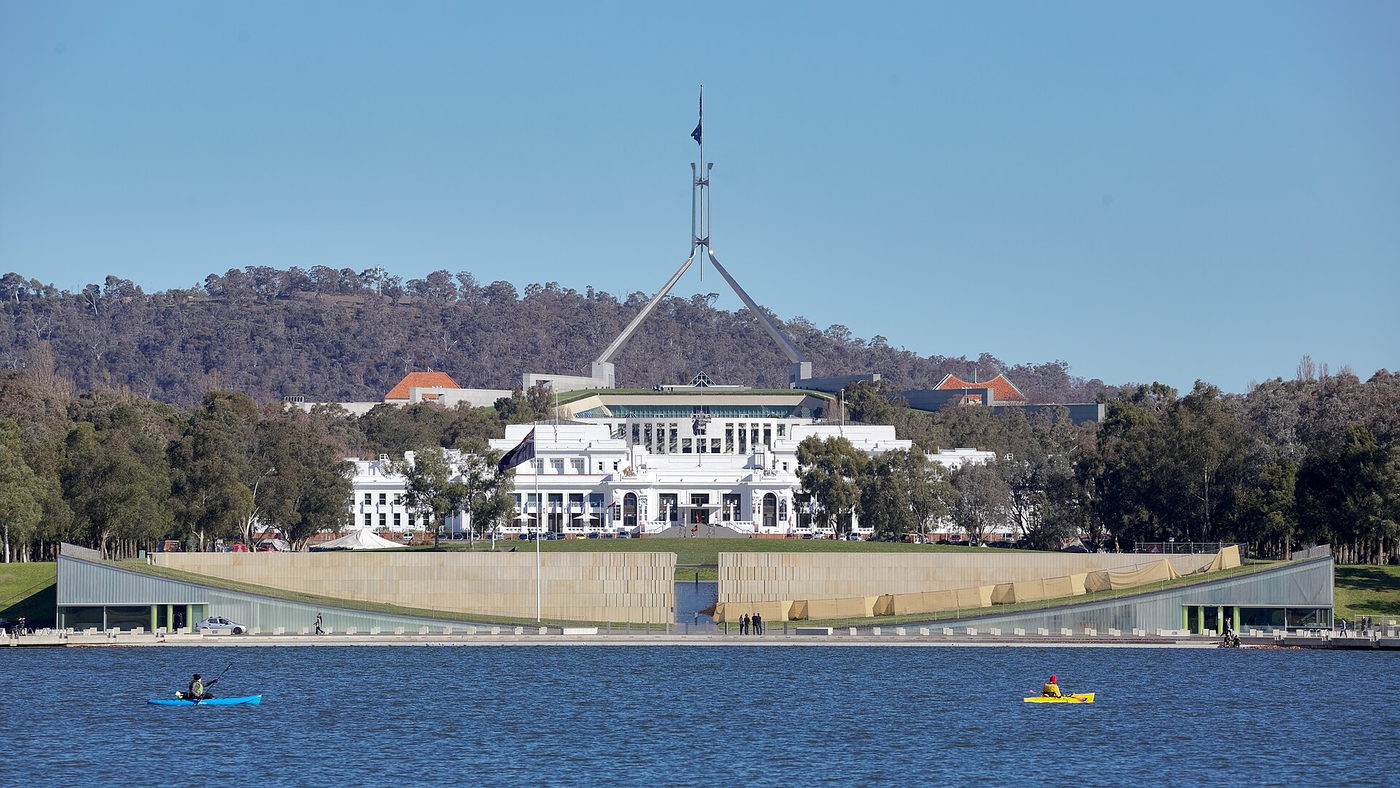 Old Parliament House y Parliament House a orillas del lago Burley Griffin en Canberra