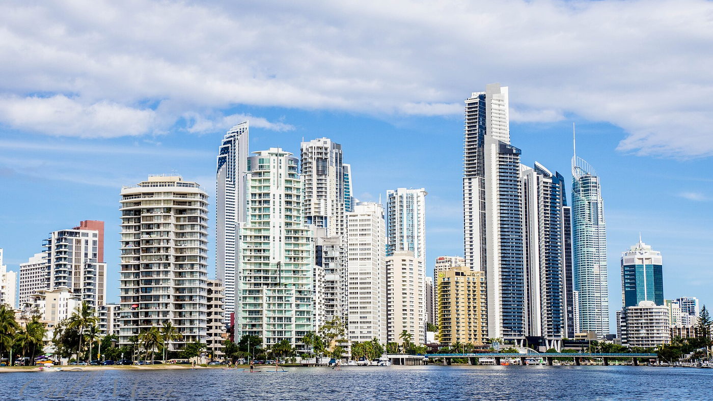Skyline costero de Surfers Paradise en Gold Coast junto al mar