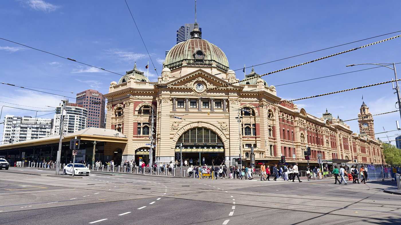 Flinders Street Station, edificio histórico y tranvías del centro de Melbourne