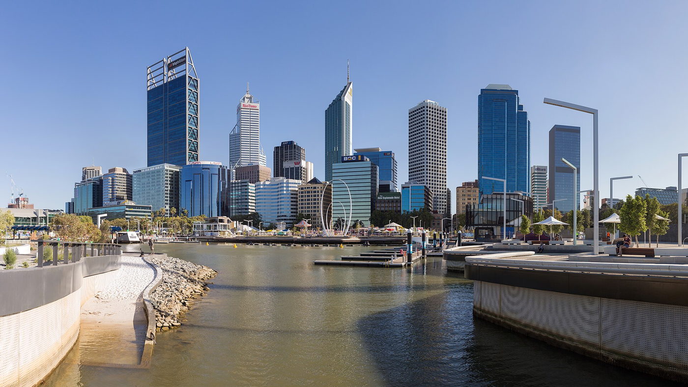 Perth CBD reflejado en el agua de Elizabeth Quay
