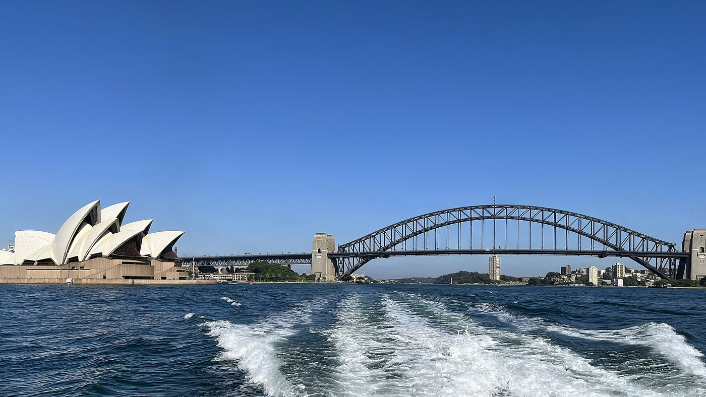 Sydney Opera House y Harbour Bridge vistos desde el puerto