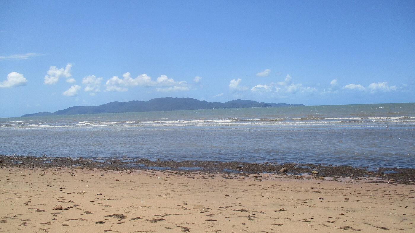 La playa The Strand de Townsville con Magnetic Island al fondo